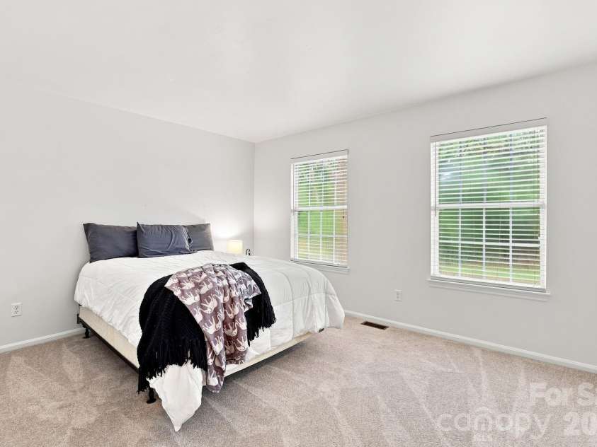 2512 Crescent Knoll Drive, Matthews, NC 28105.  MLS# CAR4409258, YatesRealty ID 43858. 