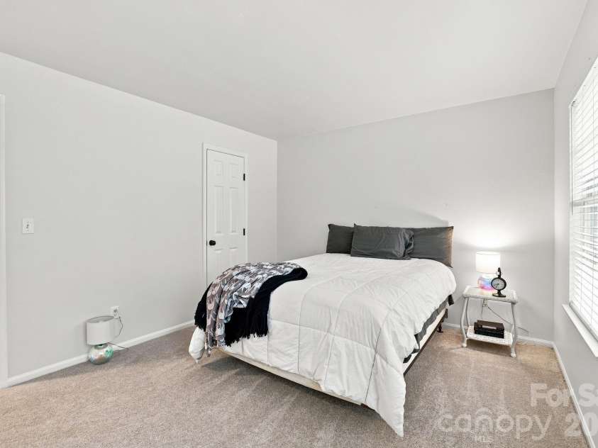 2512 Crescent Knoll Drive, Matthews, NC 28105.  MLS# CAR4409258, YatesRealty ID 43858. 