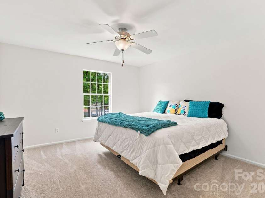 2512 Crescent Knoll Drive, Matthews, NC 28105.  MLS# CAR4409258, YatesRealty ID 43858. 