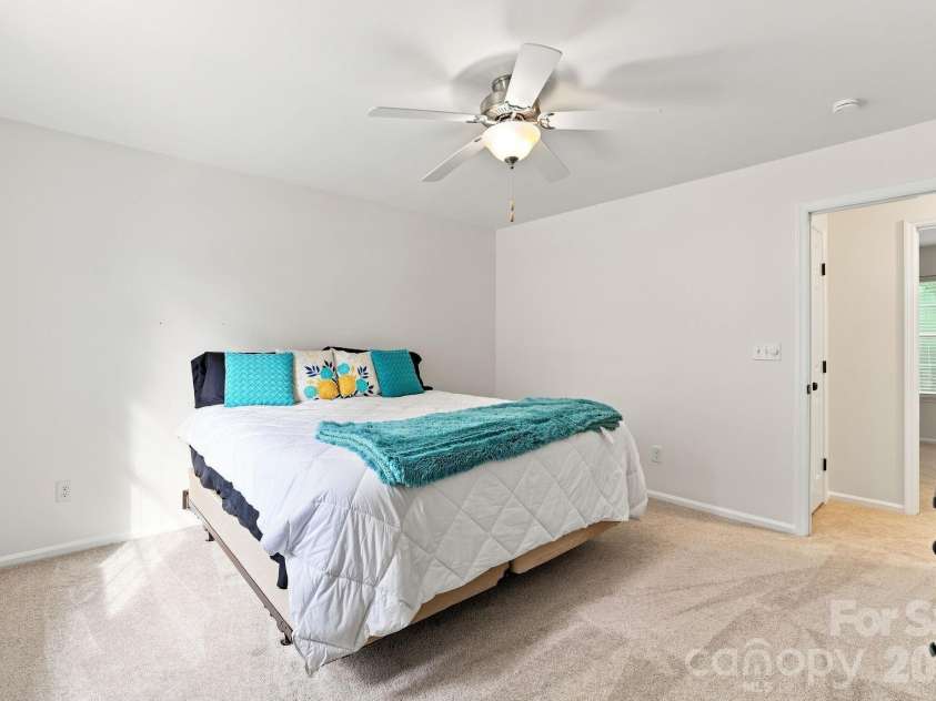 2512 Crescent Knoll Drive, Matthews, NC 28105.  MLS# CAR4409258, YatesRealty ID 43858. 