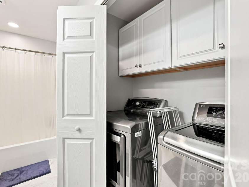 2512 Crescent Knoll Drive, Matthews, NC 28105.  MLS# CAR4409258, YatesRealty ID 43858. 