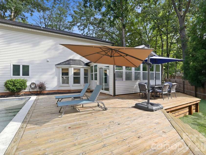 2512 Crescent Knoll Drive, Matthews, NC 28105.  MLS# CAR4409258, YatesRealty ID 43858. 