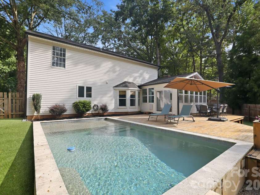 2512 Crescent Knoll Drive, Matthews, NC 28105.  MLS# CAR4409258, YatesRealty ID 43858. 