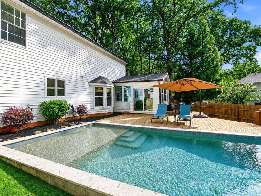 2512 Crescent Knoll Drive, Matthews, NC 28105.  MLS# CAR4409258, YatesRealty ID 43858. 