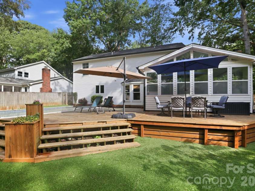 2512 Crescent Knoll Drive, Matthews, NC 28105.  MLS# CAR4409258, YatesRealty ID 43858. 