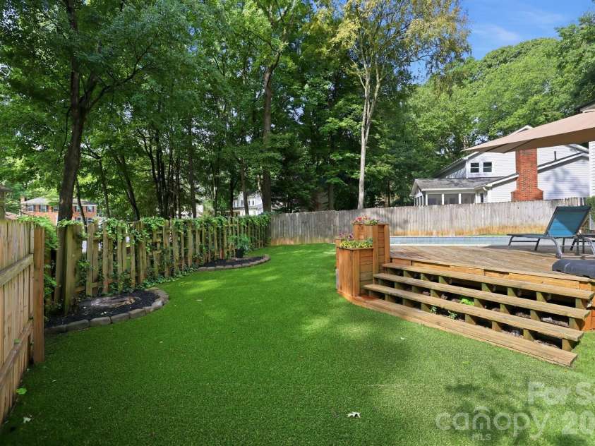 2512 Crescent Knoll Drive, Matthews, NC 28105.  MLS# CAR4409258, YatesRealty ID 43858. 
