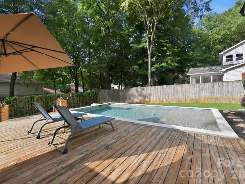 2512 Crescent Knoll Drive, Matthews, NC 28105.  MLS# CAR4409258, YatesRealty ID 43858. 