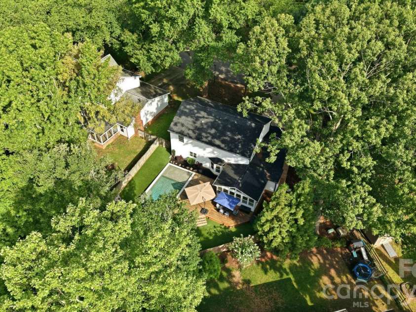 2512 Crescent Knoll Drive, Matthews, NC 28105.  MLS# CAR4409258, YatesRealty ID 43858. 