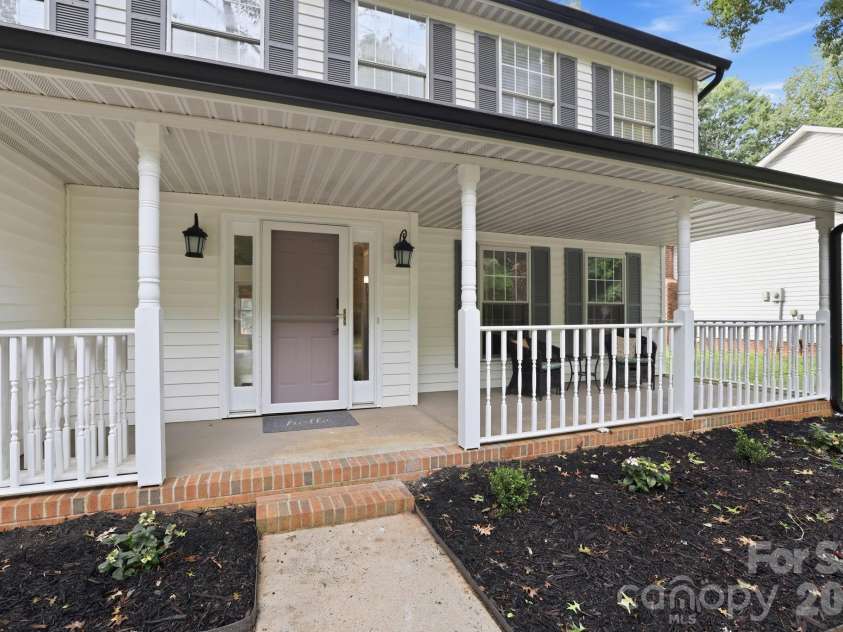 2512 Crescent Knoll Drive, Matthews, NC 28105.  MLS# CAR4409258, YatesRealty ID 43858. 