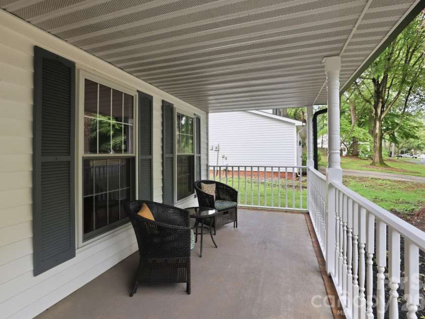2512 Crescent Knoll Drive, Matthews, NC 28105.  MLS# CAR4409258, YatesRealty ID 43858. 