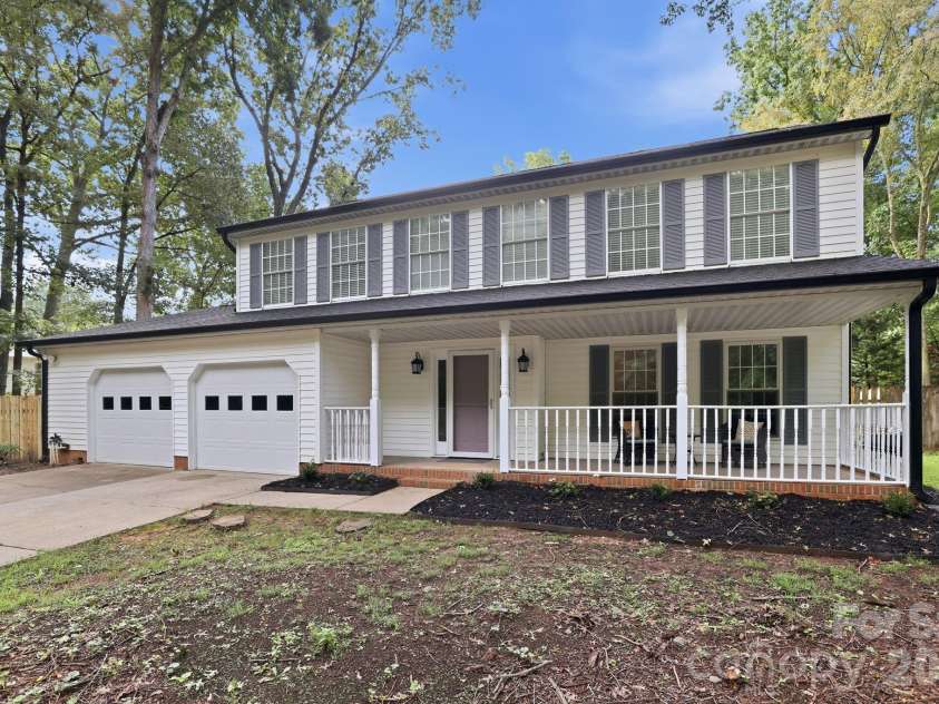 2512 Crescent Knoll Drive, Matthews, NC 28105.  MLS# CAR4409258, YatesRealty ID 43858. 