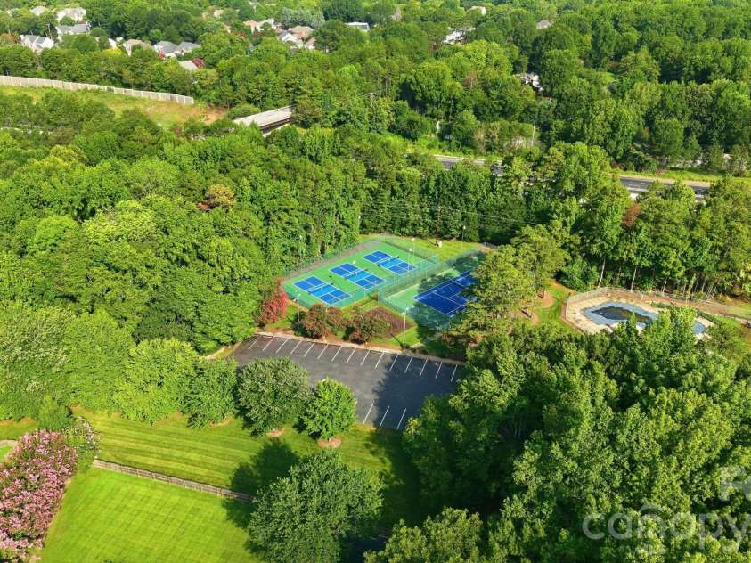 2512 Crescent Knoll Drive, Matthews, NC 28105.  MLS# CAR4409258, YatesRealty ID 43858. 