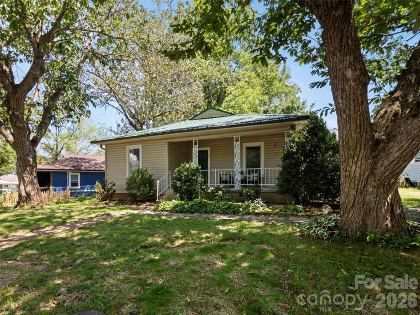 122 Edwards Avenue, Swannanoa, NC 28778.  MLS# CAR4413077, YatesRealty ID 43859. 122 Edwards Ave