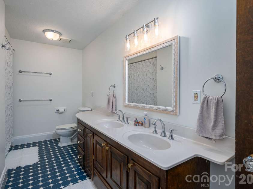825 Hawthorne Road, Shelby, NC 28150.  MLS# CAR4355488, YatesRealty ID 4386. Bathroom 2