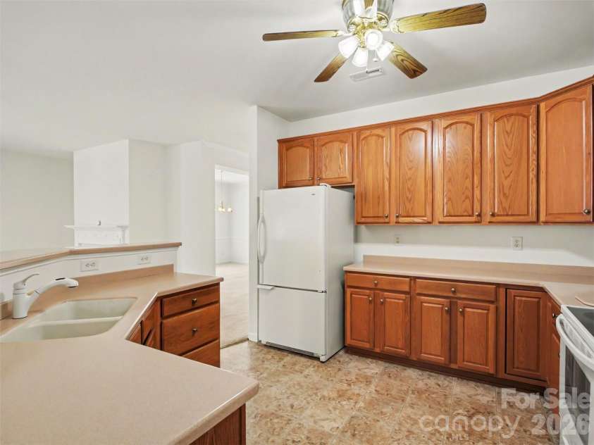 834 Platinum Drive, Fort Mill, SC 29708.  MLS# CAR4382795, YatesRealty ID 43860. Kitchen