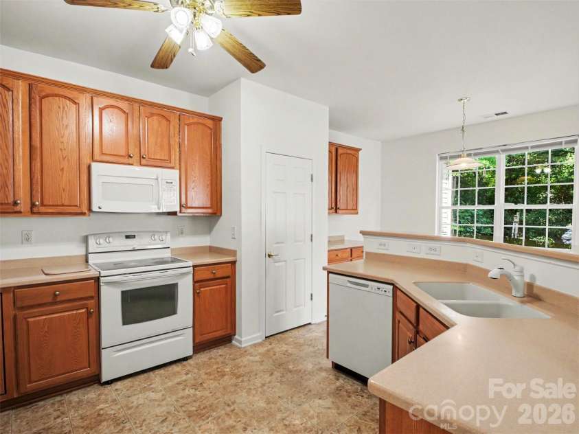 834 Platinum Drive, Fort Mill, SC 29708.  MLS# CAR4382795, YatesRealty ID 43860. Kitchen