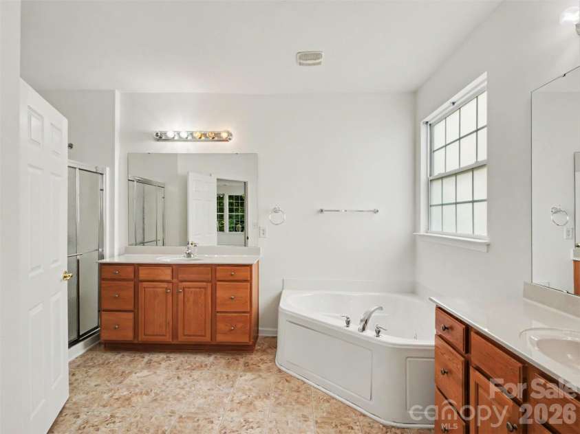 834 Platinum Drive, Fort Mill, SC 29708.  MLS# CAR4382795, YatesRealty ID 43860. Primary Bath