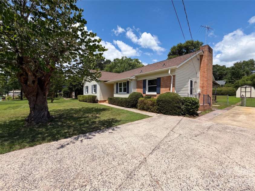 1034 Buckingham Avenue, Gastonia, NC 28054.  MLS# CAR4404589, YatesRealty ID 43873. 