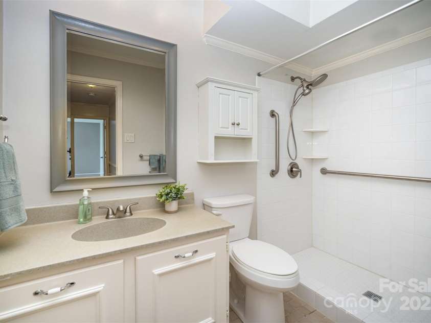 805 Sardis Cove Drive, Charlotte, NC 28270.  MLS# CAR4324694, YatesRealty ID 4388. En Suite Master Bath