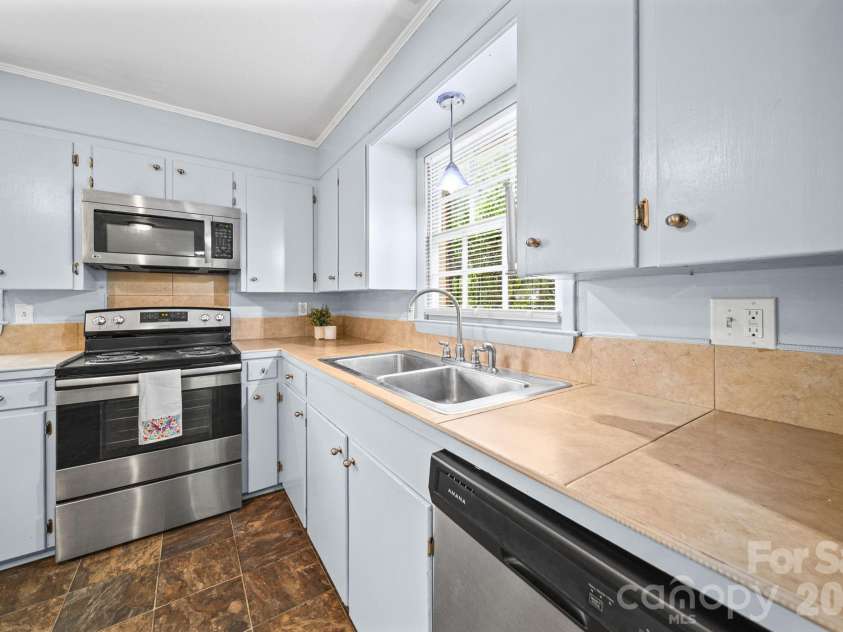 1210 Crescent Avenue, Gastonia, NC 28052.  MLS# CAR4411439, YatesRealty ID 43882. Kitchen