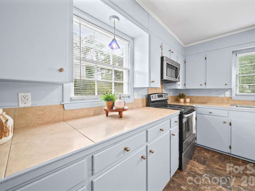 1210 Crescent Avenue, Gastonia, NC 28052.  MLS# CAR4411439, YatesRealty ID 43882. Kitchen