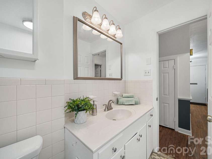 1210 Crescent Avenue, Gastonia, NC 28052.  MLS# CAR4411439, YatesRealty ID 43882. Main Level Bath