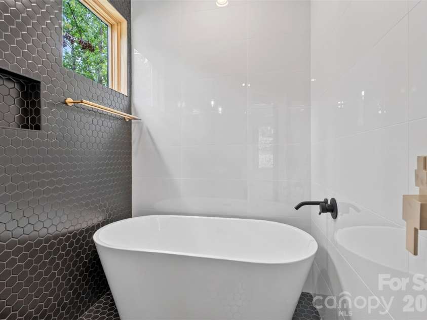 27 Denali Drive, Asheville, NC 28806.  MLS# CAR4411393, YatesRealty ID 43888. 