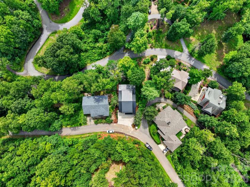 27 Denali Drive, Asheville, NC 28806.  MLS# CAR4411393, YatesRealty ID 43888. 