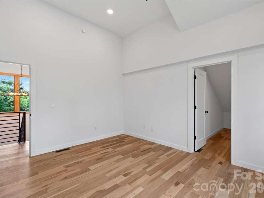 27 Denali Drive, Asheville, NC 28806.  MLS# CAR4411393, YatesRealty ID 43888. 
