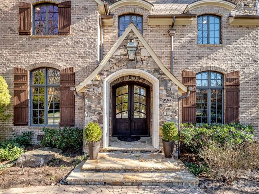 229 Wrenwood Lane, Charlotte, NC 28211.  MLS# CAR4333532, YatesRealty ID 4389. 