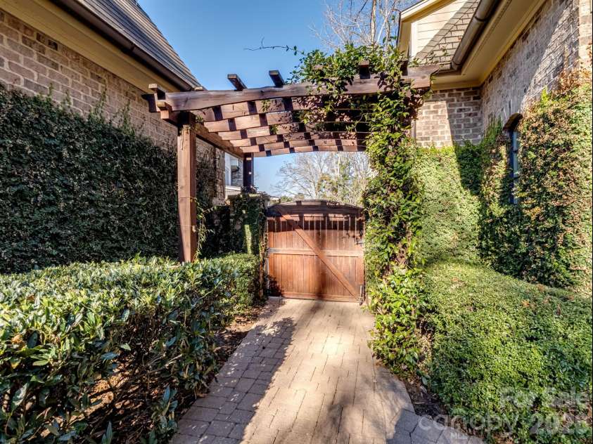 229 Wrenwood Lane, Charlotte, NC 28211.  MLS# CAR4333532, YatesRealty ID 4389. 