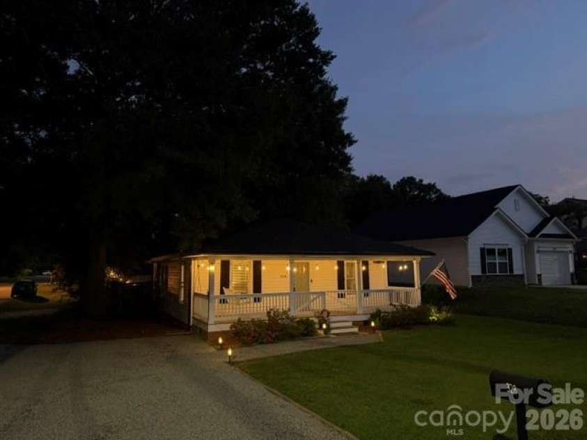328 Piedmont Avenue, Mount Holly, NC 28120.  MLS# CAR4413409, YatesRealty ID 43891. 