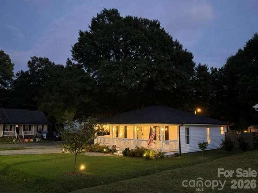 328 Piedmont Avenue, Mount Holly, NC 28120.  MLS# CAR4413409, YatesRealty ID 43891. 