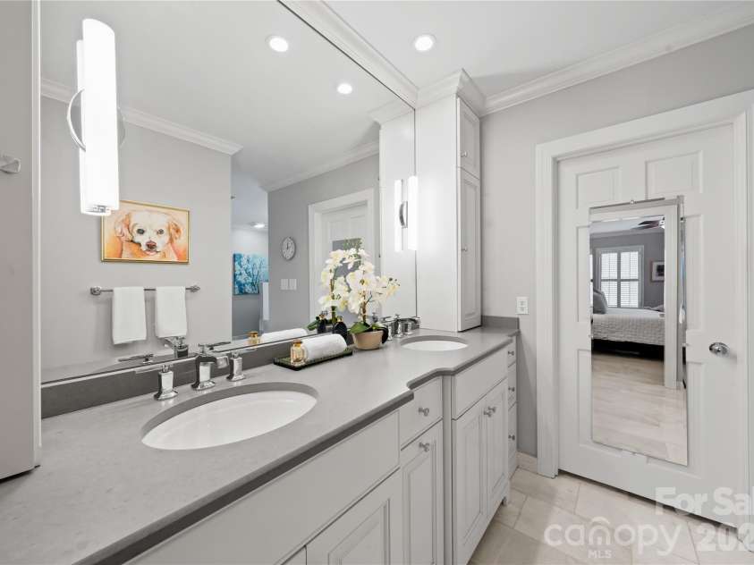 4026 Sharon View Road, Charlotte, NC 28226.  MLS# CAR4346910, YatesRealty ID 4390. Double vanities