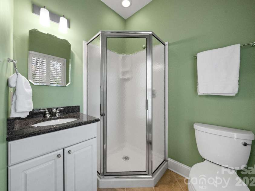 4026 Sharon View Road, Charlotte, NC 28226.  MLS# CAR4346910, YatesRealty ID 4390. Main floor full bathroom