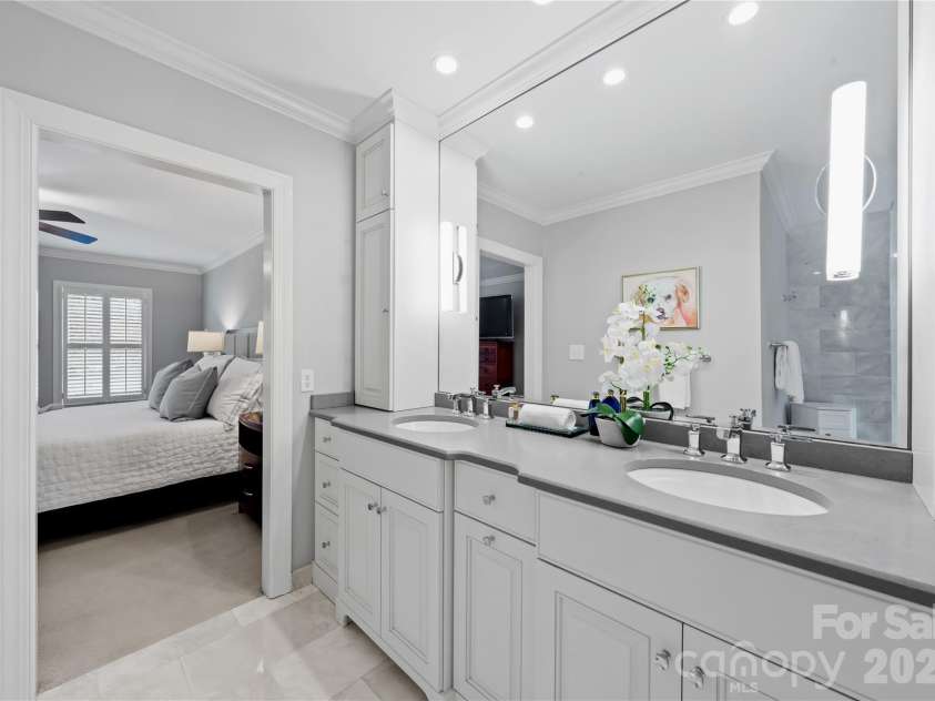 4026 Sharon View Road, Charlotte, NC 28226.  MLS# CAR4346910, YatesRealty ID 4390. Primary Ensuite bathroom