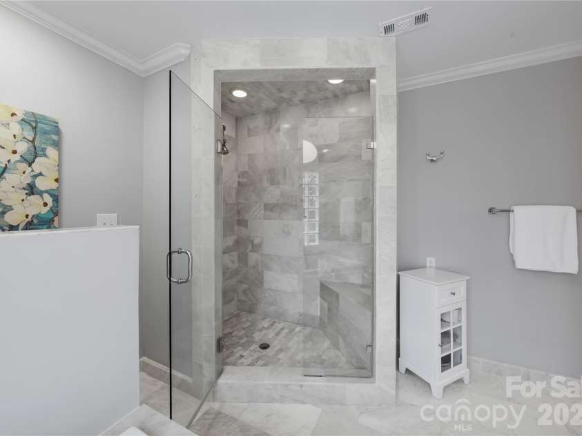 4026 Sharon View Road, Charlotte, NC 28226.  MLS# CAR4346910, YatesRealty ID 4390. Primary Shower
