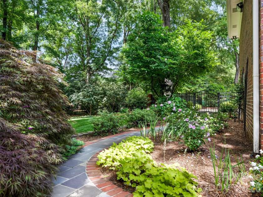 4026 Sharon View Road, Charlotte, NC 28226.  MLS# CAR4346910, YatesRealty ID 4390. The backyard is fenced with a walk way to the gate.
