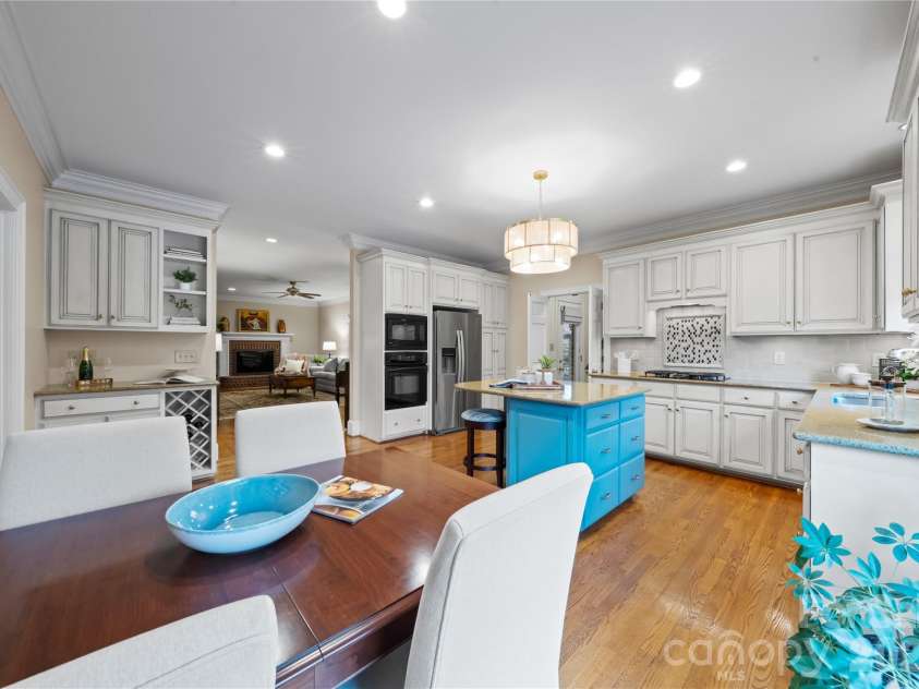 4026 Sharon View Road, Charlotte, NC 28226.  MLS# CAR4346910, YatesRealty ID 4390. The kitchen dining nook.