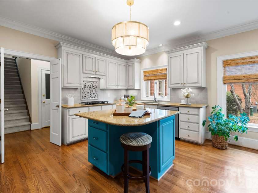 4026 Sharon View Road, Charlotte, NC 28226.  MLS# CAR4346910, YatesRealty ID 4390. The kitchen island