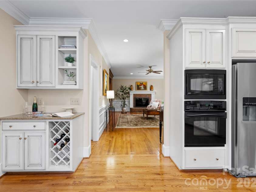 4026 Sharon View Road, Charlotte, NC 28226.  MLS# CAR4346910, YatesRealty ID 4390. The kitchen leads into the great room. 