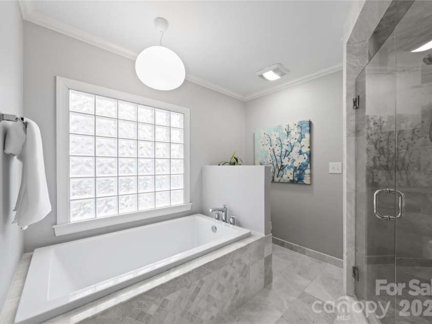 4026 Sharon View Road, Charlotte, NC 28226.  MLS# CAR4346910, YatesRealty ID 4390. The primary spa-like tub