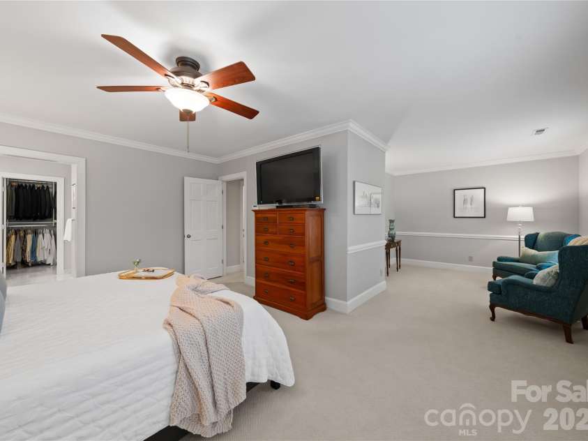 4026 Sharon View Road, Charlotte, NC 28226.  MLS# CAR4346910, YatesRealty ID 4390. The spacious primary suite has its own sitting room. 