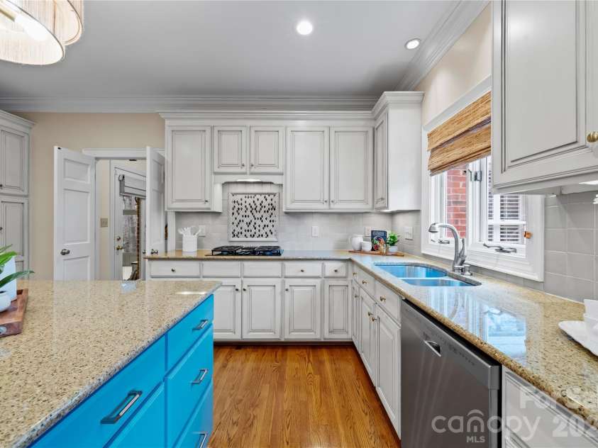 4026 Sharon View Road, Charlotte, NC 28226.  MLS# CAR4346910, YatesRealty ID 4390. This kitchen has plenty of cabinet space. 