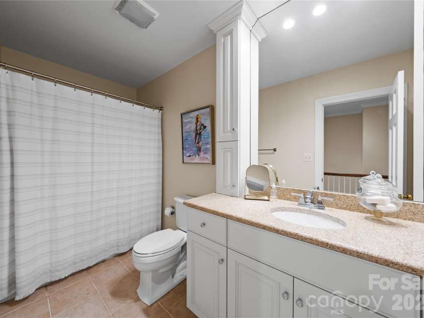 4026 Sharon View Road, Charlotte, NC 28226.  MLS# CAR4346910, YatesRealty ID 4390. Upstairs full bathroom