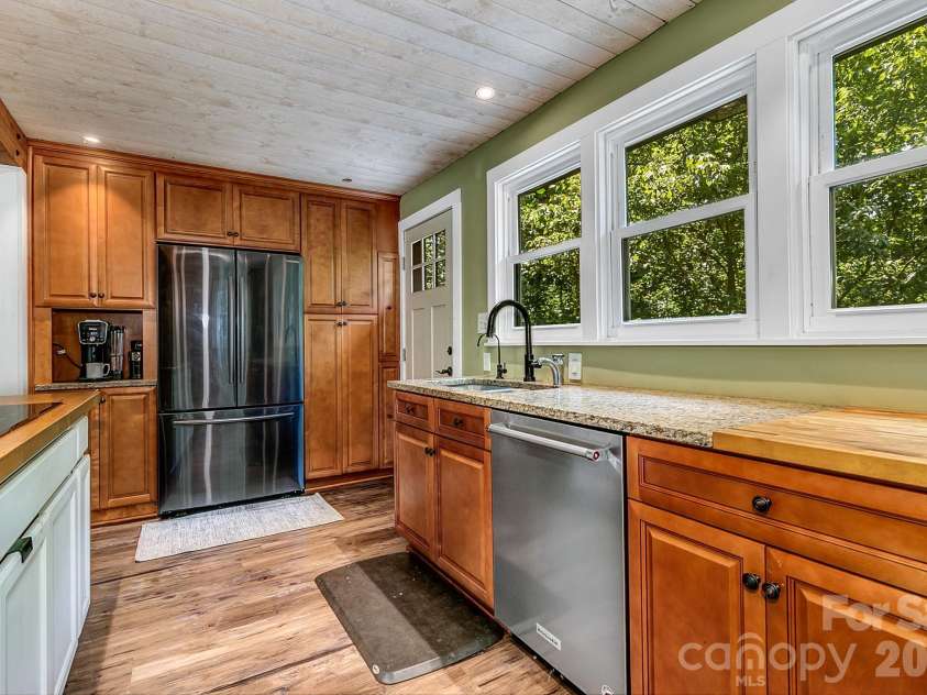 46 Monte Vista Circle, Candler, NC 28715.  MLS# CAR4414343, YatesRealty ID 43901. 