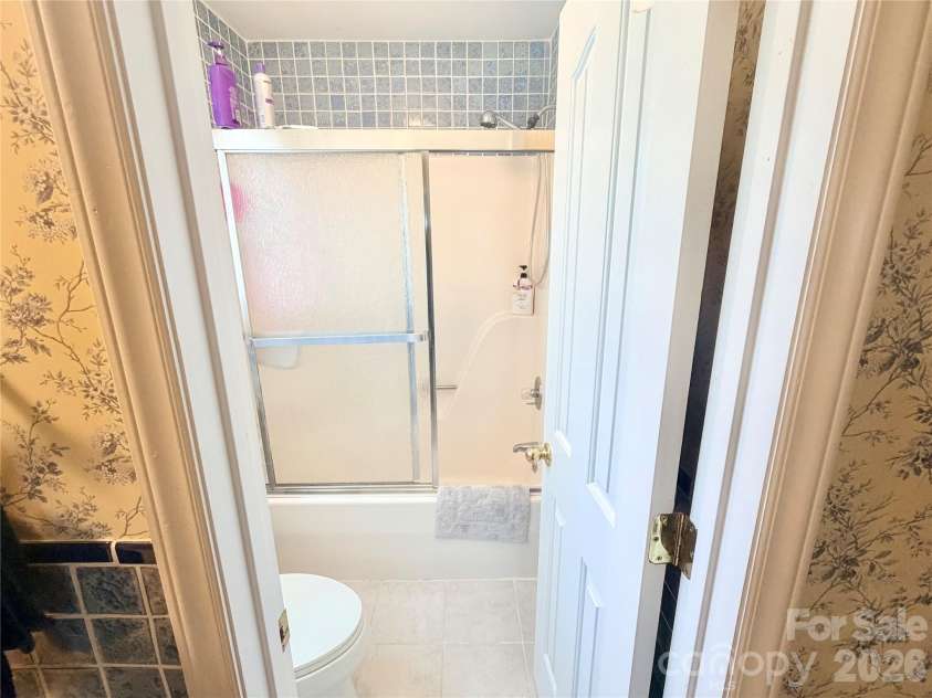 1070 River Run, Asheboro, NC 27205.  MLS# CAR4413521, YatesRealty ID 43907. Primary Bathroom