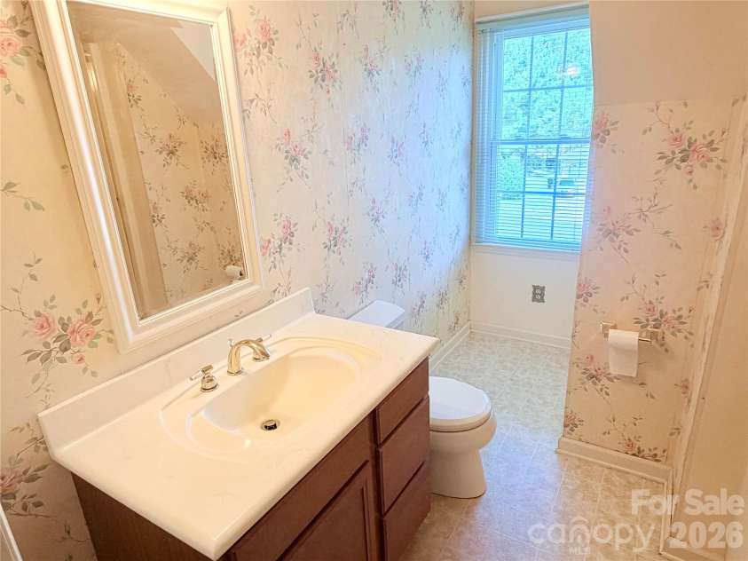 1070 River Run, Asheboro, NC 27205.  MLS# CAR4413521, YatesRealty ID 43907. Upstairs Bathroom