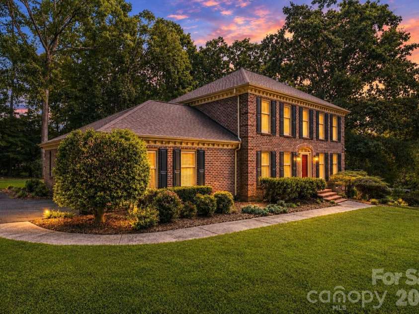 3906 Wandering Lane, Hickory, NC 28601.  MLS# CAR4410839, YatesRealty ID 43911. 