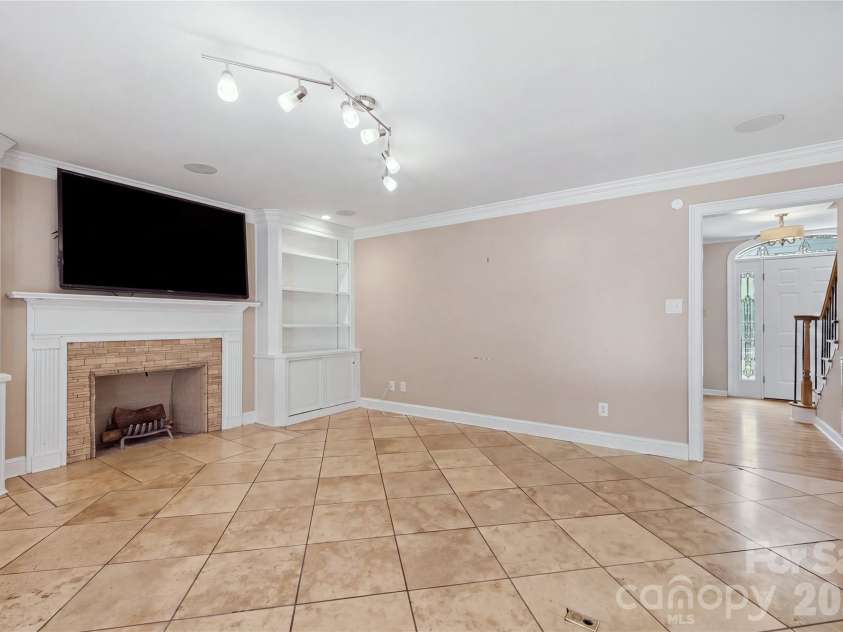 3906 Wandering Lane, Hickory, NC 28601.  MLS# CAR4410839, YatesRealty ID 43911. 